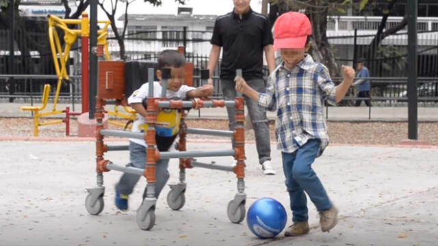 Niño con parálisis cerebral logró caminar gracias al andador fabricado por su padre
