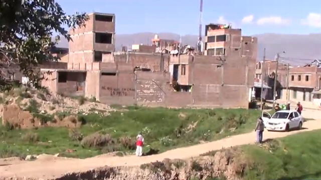 Cadáver fue encontrado en un terreno descampado del distrito de Chilca. (Foto: Captura de video /Latina Noticias)