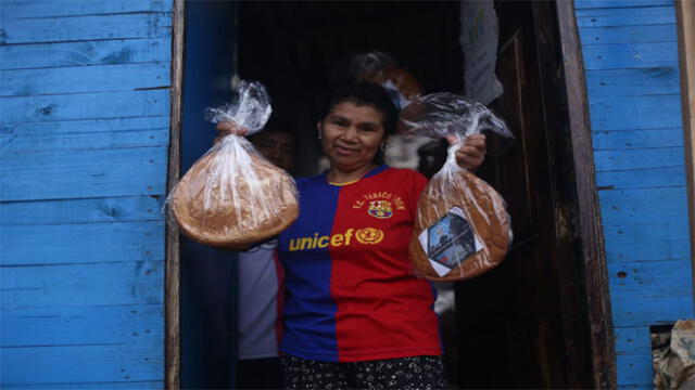 Soldados entregan pan a ciudadanos de bajos recursos en Rímac [FOTOS]
