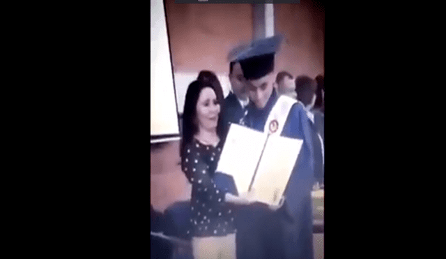 Facebook viral: chico besa a su maestra en los labios en su ceremonia de graduación [VIDEO] 