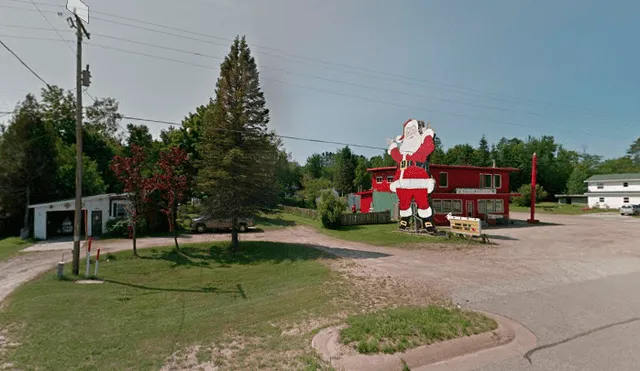 Joven estaba haciendo un recorrido virtual con Google Maps, cuando se vio atraída por un enorme Papá Noel sin imaginar el curioso mensaje que hallaría cerca de él