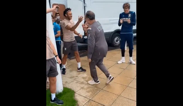 Marcelo Bielsa fue ovacionado por los jugadores del Leeds United. Foto: Twitter