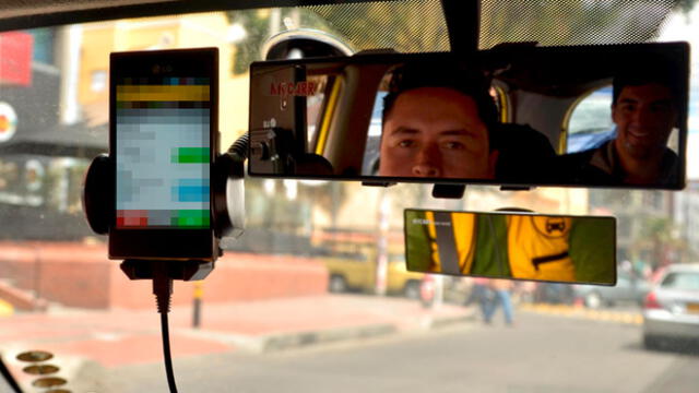 Taxi por aplicativo implementa botón de emergencia.