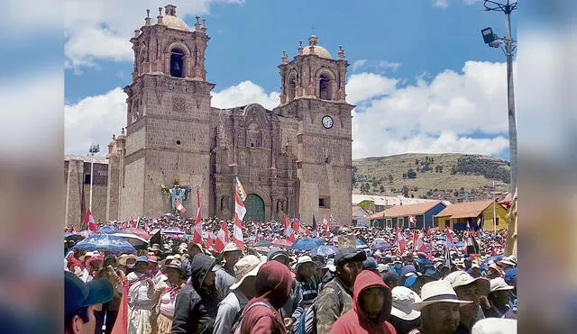 Puno. Cerca de 25.000 pobladores aimaras llegaron desde el sur hacia la capital de la región para exigir la renuncia de Dina Boluarte. Foto: difusión