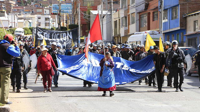 Padres de familia de Puno bloquean vías para protestar contra de tráficantes de terrenos