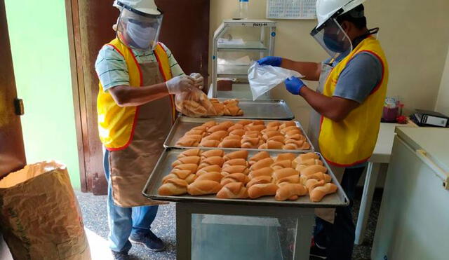 Los docentes de la UNPRG aportan para la fabricación de pan para familias humildes.