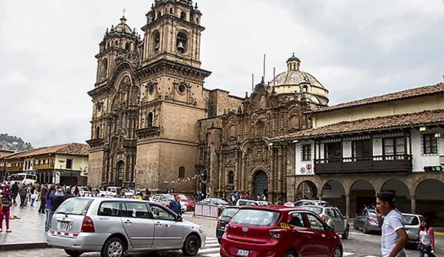 De vuelta los carros a la plaza Mayor de Cusco