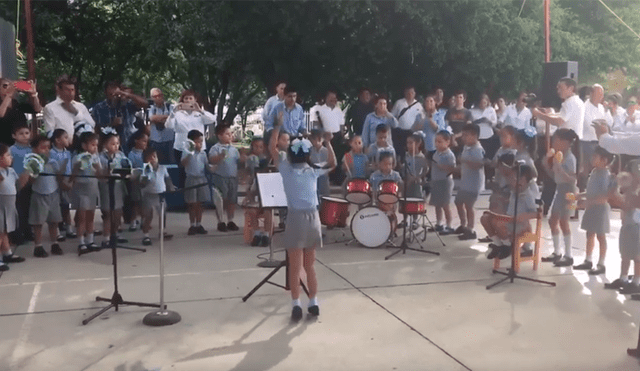 Facebook viral: Niña causa furor con su peculiar forma de dirigir una orquesta infantil [VIDEO]