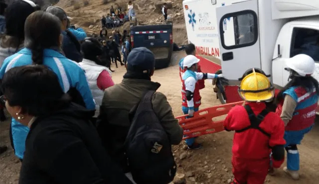 Huancavelica: docentes salvan de morir en volcadura de combi