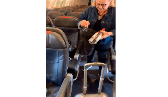 YouTube viral: abuela sufre percance cuando sus botellas de licor se rompen al momento de abordar un avión [VIDEO]