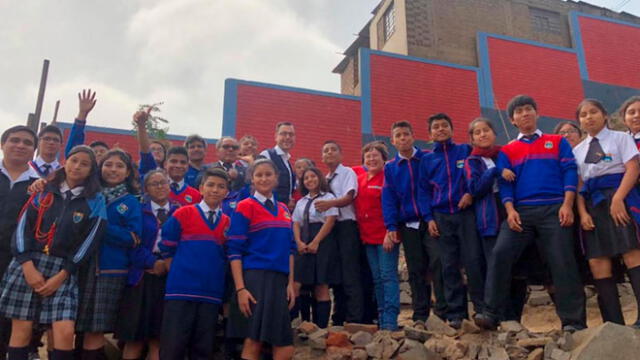 Estudiantes sembraron 100 árboles en colegio de San Juan de Lurigancho.