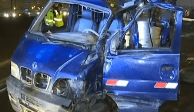 Aparatoso choque de una minivan en la Panamericana Norte deja dos muertos y un herido 