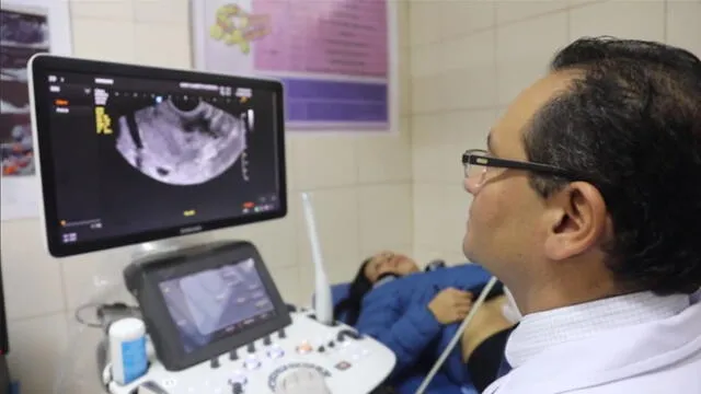 Especialistas en medicina fetal del Servicio de Obstetricia Médica realizaron la intervención. (Foto: Captura de video / EsSalud)