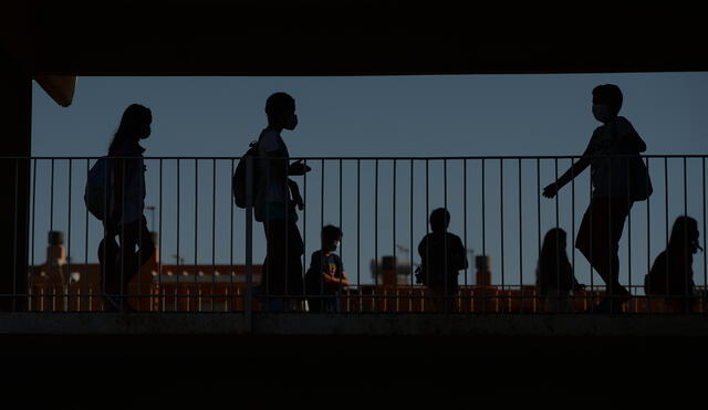 Children arrive for the first day of school at "Colegio Aljarafe S.C.A." in Mairena del Aljarafe, near Seville, on September 10, 2020. - Spain, that passed the landmark figure of 500,000 coronavirus infections, had largely gained control over its outbreak by imposing one of the world's toughest lockdowns, but infections have surged since the restrictions were fully removed at the end of June. (Photo by CRISTINA QUICLER / AFP)