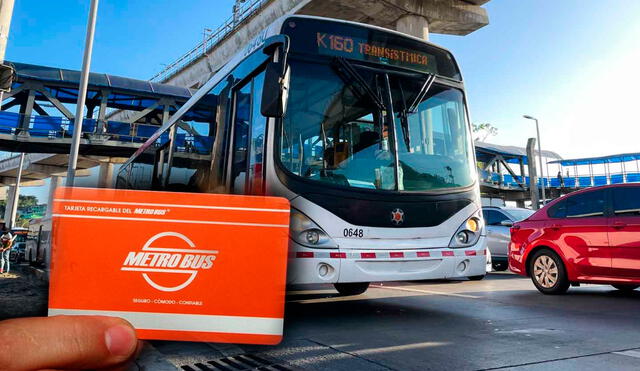 La tarjeta del MetroBus puede recargarse tanto de forma presencial como vía web. Foto: composición LR / El Capital Financiero / NexPanama