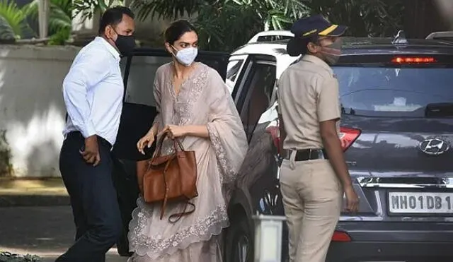Desliza para ver más fotografías sobre la llegada de Deepika Padukone y Shraddha Kapoor a su interrogatorio. Foto: AFP
