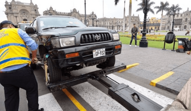 Autos mal estacionados en Cercado de Lima serán recogidos por la grúa, según disposición municipal. Foto: Andina