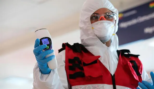 El Ministerio de Salud Publica de Ecuador, refuerzpi este domingo los controles sanitarios en el Aeropuerto internacional Mariscal Sucre, en Quito. Foto: EFE