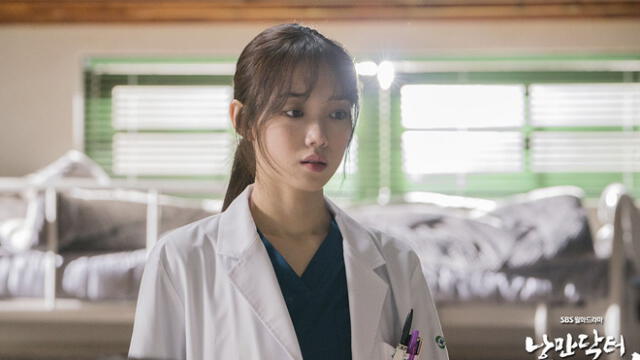 Lee Sung Kyung como la doctora Eunjae en el dorama "Dr. Romantic 2"