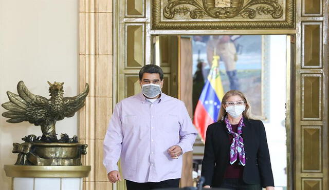 Nicolás Maduro (i) sostiene que en Venezuela han logrado "contener la pandemia" del coronavirus. Foto: Prensa Miraflores (EFE)