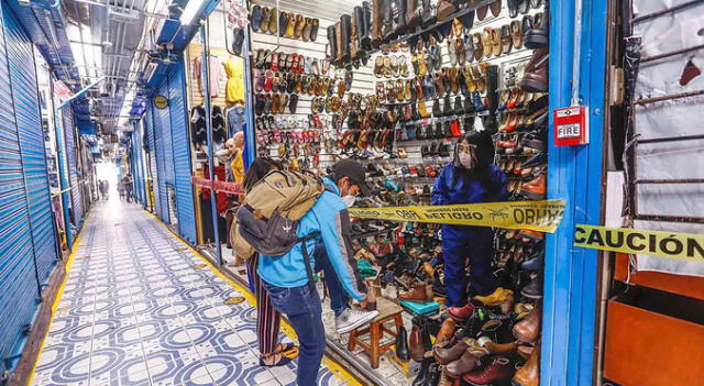 el dato  Uno de los centros comerciales de Arequipa abrió sus puertas con muy pocos vendedores y compradores. Deben cumplir los protocolos para atender.
