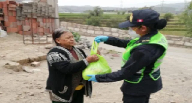 Policía entrega víveres para 50 familias pobres en Arequipa.