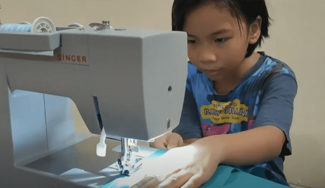 A través de YouTube se hizo viral la historia de una niña que fabrica batas para lo médicos que combaten la COVID-19.
