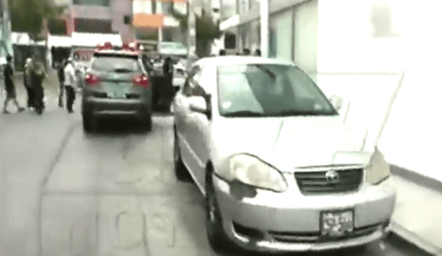 Los Olivos: cinco hombres armados asaltan agencia bancaria [VIDEO]