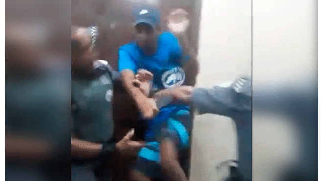 Policías agreden y amenazan a estudiantes en el interior de una escuela [VIDEO]