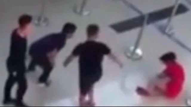 El momento en el que la mujer cae al suelo por el golpe. Foto: captura de video.