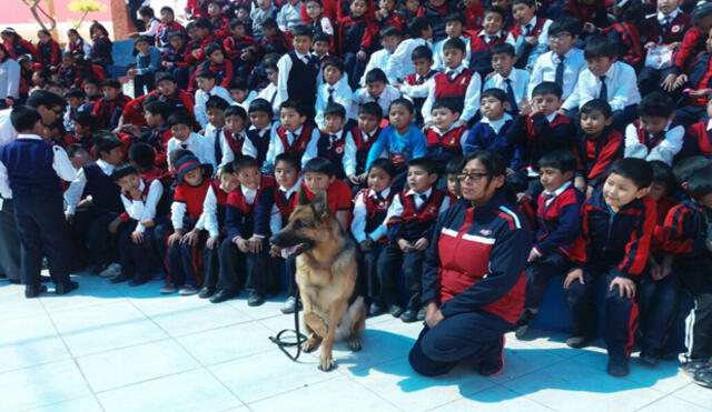 Brigada canina concientiza en colegios sobre cuidado de mascotas 