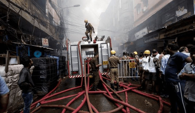 Incendio de más de 12 horas preocupa a residentes de la India