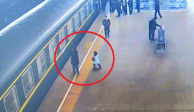 Pánico en YouTube tras caída de niña a rieles de tren a punto de partir | VIDEO
