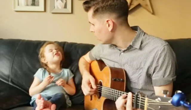YouTube: niña enamora al mundo con su adorable forma de cantar | VIDEO