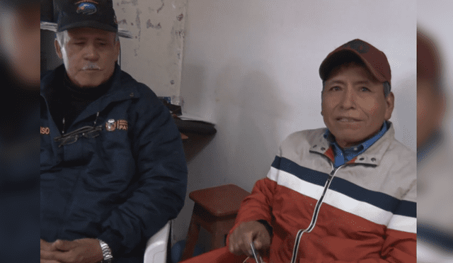 Estanislao Jara (derecha) resaltó la honestidad de Gonzalo Cruzado Navarro, quien devolvió los 5000 soles extraviados. Foto: Captura de video