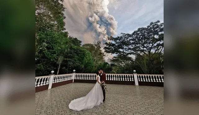 Pareja celebra su matrimonio durante la erupción de un volcán [FOTOS Y VIDEO]