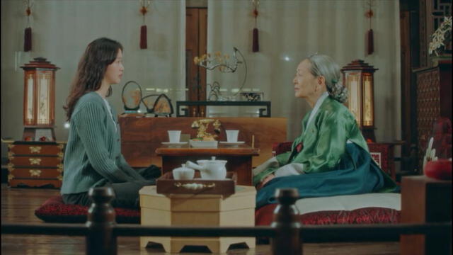 Lady Noh (Kim Young Ok) con Jung Tae Eul (Kim Go Eun). Episodio 12, The king: Eternal monarch.