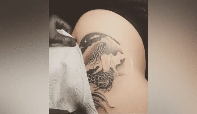 Desliza hacia la izquierda para ver el tatuaje de sirena que se volvió viral en YouTube.