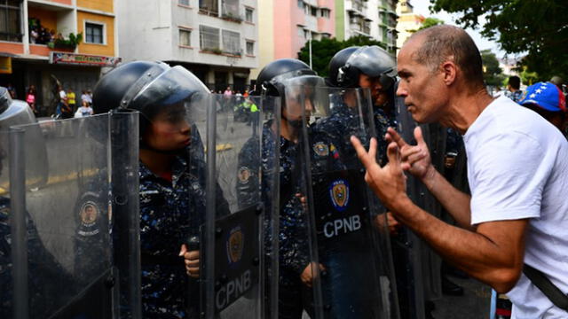 Guaidó afirma que no descarta 'intervención militar' para derrocar a Maduro