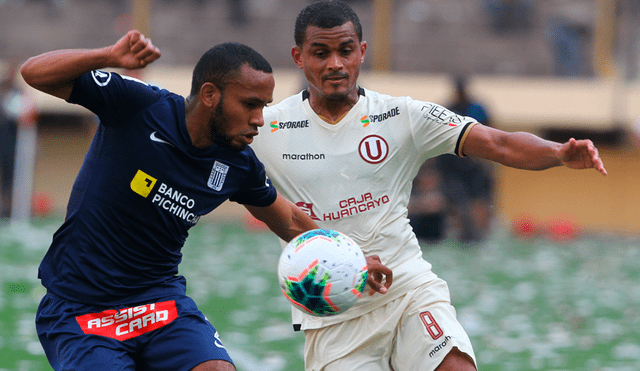 Aldair Salazar y Nelinho Quina disputando un balón en el clásico. | Foto: GLR