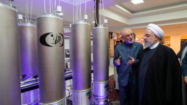 El presidente iraní Hassan Rouhani y el jefe de la tecnología nuclear de Irán, Ali Akbar Salehi. Foto: Reuters.