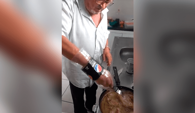 Facebook viral: anciano muestra 'truco' para no quemarse al freír pollo y genera asombro [VIDEO]