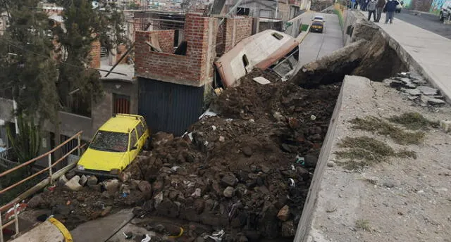 Así terminaron los vehículos tras la caída del muro en el distrito de Paucarpata. Foto: Exitosa Noticias.