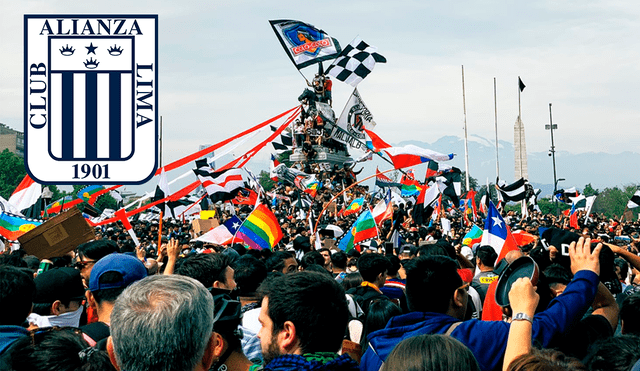 La bandera de Alianza Lima estuvo presente junto con la de Colo Colo en la marcha más grande en la historia de Chile. | Foto: @mzhenriquez