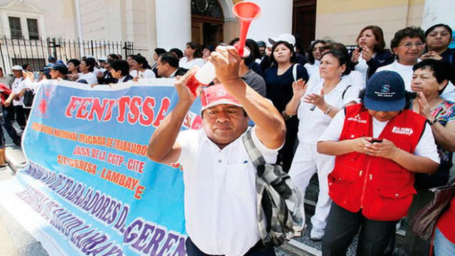 Sindicatos de trabajadores de salud inician huelga indefinida en Lambayeque