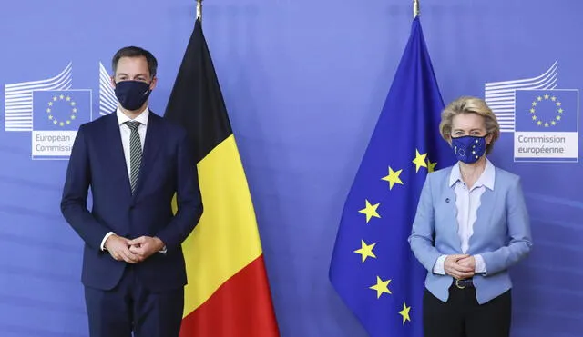 Belgian Prime Minister Alexander De Croo (L) is welcomed by European Commission President Ursula von der Leyen (R) in Brussels on October 7, 2020. (Photo by YVES HERMAN / X00380 / AFP)