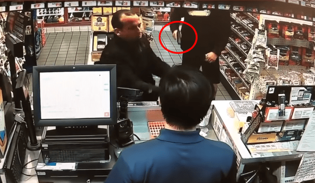 En EE.UU. inmigrante es apuntado con arma por policía tras comprar caramelos [VIDEO]
