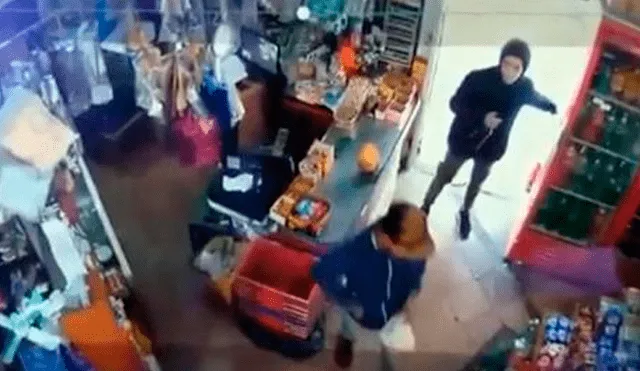 Ladrones cortan el cuello a dueño de supermercado chino y este los bota a golpes [VIDEO] 