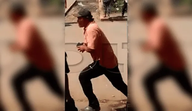 Trujillo: captan a hampón arranchando pertenencias de pasajero en bus [VIDEO]
