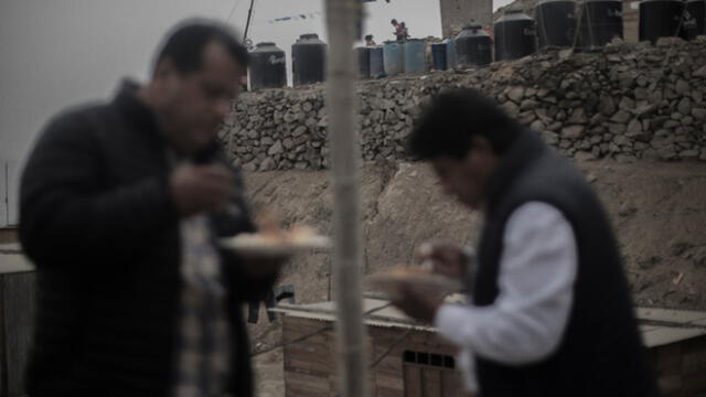 Adultos comen de la olla común. Fotos Aldair Mejia / La República